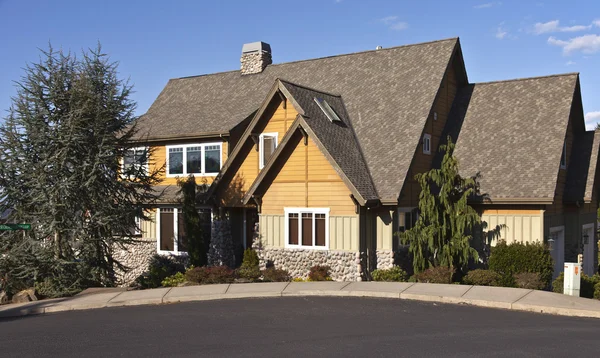 Manicured residential house Clackamas Oregon. — Stock Photo, Image