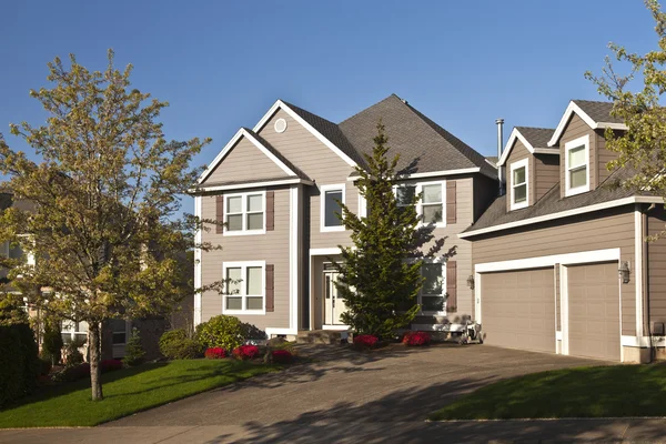 Manicured residential house Clackamas Oregon. — Stock Photo, Image