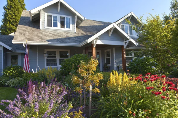 手入れの行き届いた庭園とオレゴン州グレシャム ホーム. — ストック写真