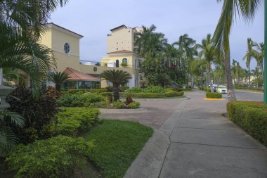 Puerto Vallarta Jalisco Meksika sokak manzarası doğa mimariye başvurdu. 