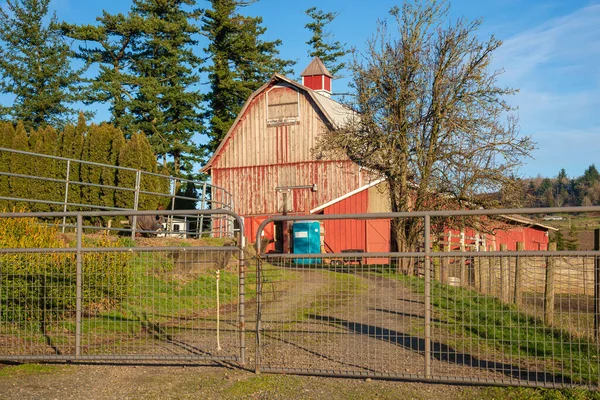 Landelijke Schuur Met Hekken Een Landschap Landelijk Oregon — Stockfoto