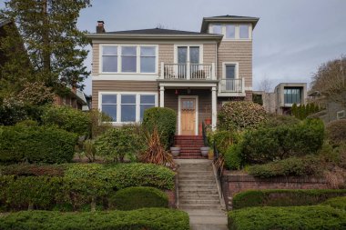 Büyük ev Highland Drive mahallesi Kraliçe Anne Seattle Washington 'da. 
