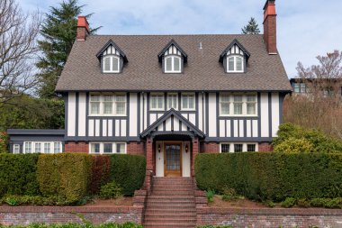 Büyük ev Highland Drive mahallesi Kraliçe Anne Seattle Washington 'da.