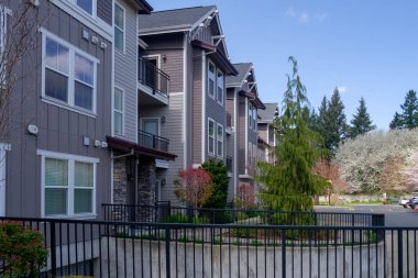 Gresham Oregon 'da ikamet ediyor..