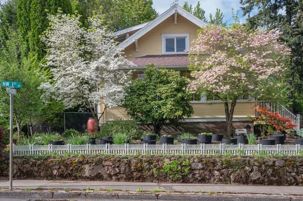 グリーンシャム オレゴンにあるカラフルな春の庭と家 — ストック写真