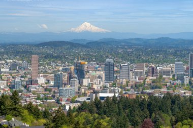 Portland Oregon ufuk çizgisi ve Pittock malikanesinden manzara. 