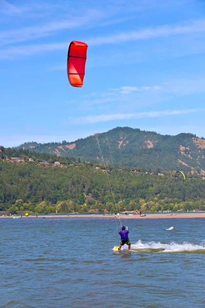 俄勒冈州胡德河的风帆和水上运动 — 图库照片