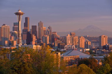 Seattle şehir merkezi ufuk çizgisi gün batımında Washington. Durum