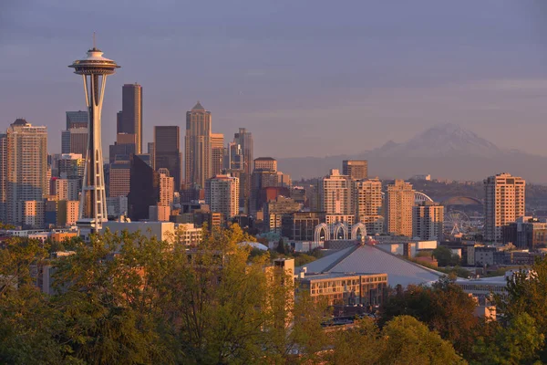 西雅图市中心的天空在日落时 华盛顿 — 图库照片