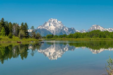 Jenny Lake ve teton dağlarının vahşi doğası.