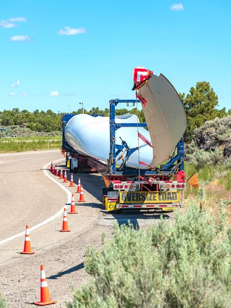 Single Long Wind Turbine Blade Truck Resting Rest Area Idaho — ストック写真