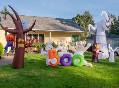 Gresham mahallesi Oregon 'da bir çimenlikte Cadılar Bayramı süslemeleri. 