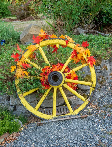 Velha Roda Amarela Decorada Exterior Gresham Oregon — Fotografia de Stock