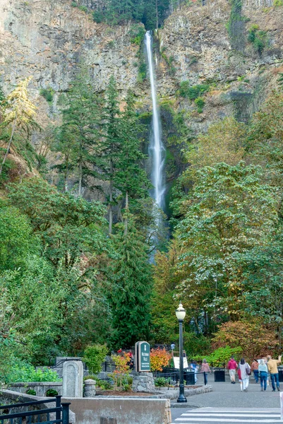 コロンビア渓谷のマルトノマ滝を見るために群がる訪問者オレゴン州 — ストック写真