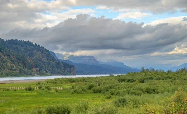 Columbia River Surrounding Landscape Eastward Cumulous Clouds — Stock Photo, Image