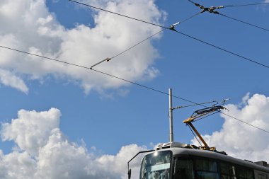 Pantograflı bir elektrikli tramvayın çatısı (elektrik enerjisi toplamak için bir aparat). Çek Cumhuriyeti, Brno 'da çevre dostu toplu taşımacılık