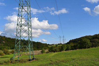 Çek Cumhuriyeti 'nde yüksek voltaj iletim hattı için sütunlarla manzara