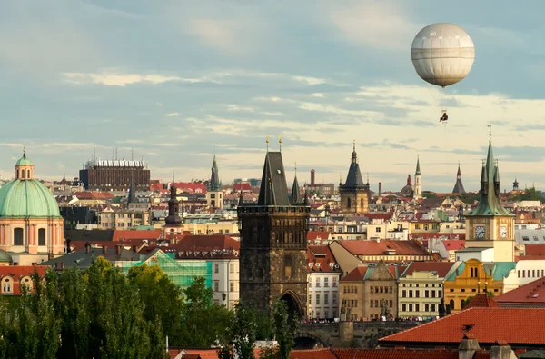 Praga oldtown con globo — Foto de Stock