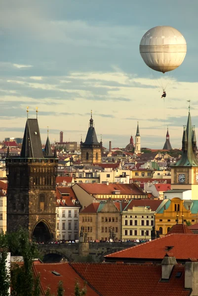 Praga oldtown con globo — Foto de Stock