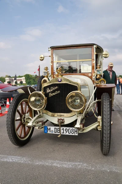 Beautiful vintage car at Munich spring festival — Stock Photo, Image