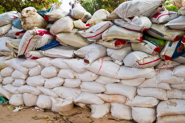 Sandbags protecting the city — Stock Photo, Image