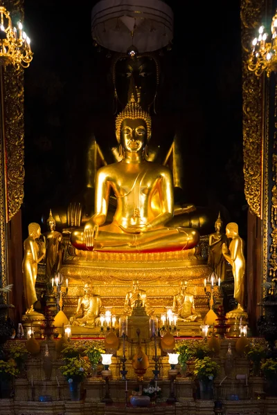 Estátua de buda dourada — Fotografia de Stock