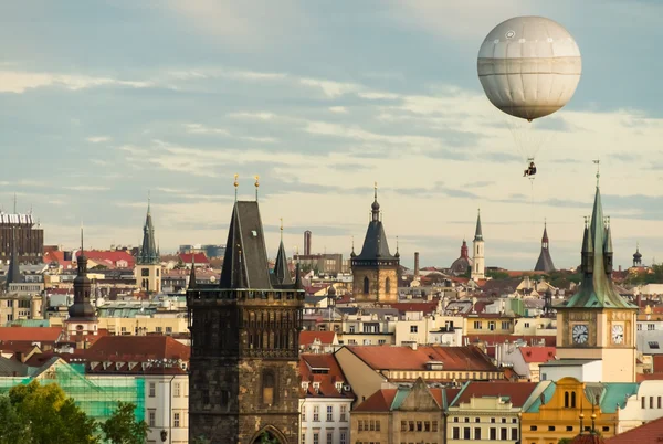 Praga oldtown con globo — Foto de Stock