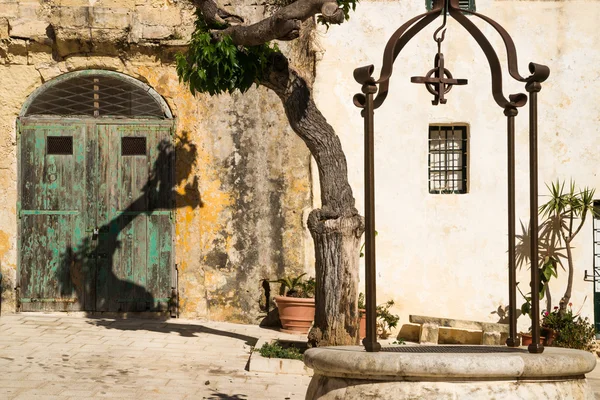 Piazza tranquilla in una città maltese — Foto Stock