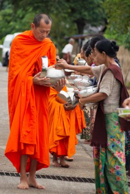 Budist rahipler kendi sabah almsround at