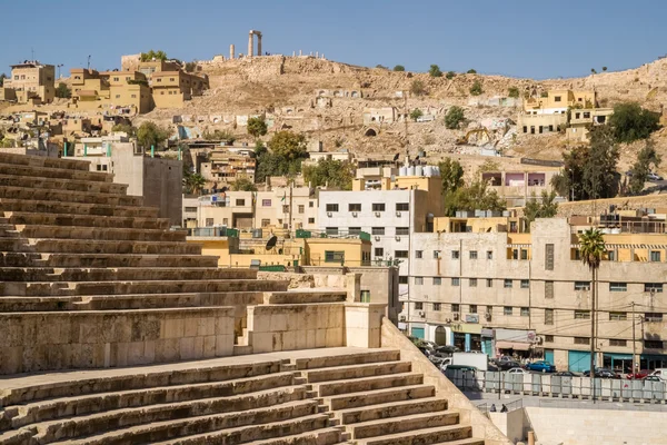 Vue sur le théâtre romain au centre-ville d'Amman — Photo