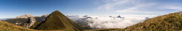 Великолепный Вид Впечатляющий Горный Ландшафт Карских Альп Сияющими Облаками Между — стоковое фото