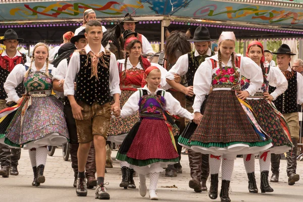 Villach Austria August 2022 Group People Wearing Traditional Customes Enjoy — Stock Photo, Image