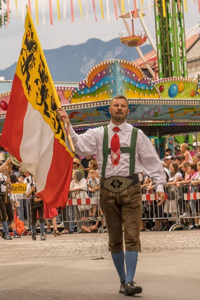 Villach Αυστρία Αυγούστου 2022 Ένας Συμμετέχων Την Καρινθιακή Σημαία Στην — Φωτογραφία Αρχείου