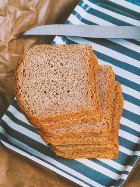 Fırından yeni çıkmış taze organik ekmek. Yemeye hazır, yüksek açılı..