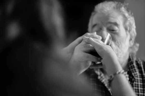 Kaukasischer Mann trinkt Wein und betrinkt sich zu Hause und stresst jüngere hispanische Ehefrau - Konzept für Alkoholismus und häusliche Gewalt — Stockfoto