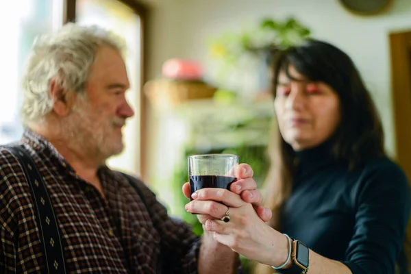 Kaukasischer Mann trinkt Wein und betrinkt sich zu Hause und stresst jüngere hispanische Ehefrau - Konzept für Alkoholismus und häusliche Gewalt — Stockfoto