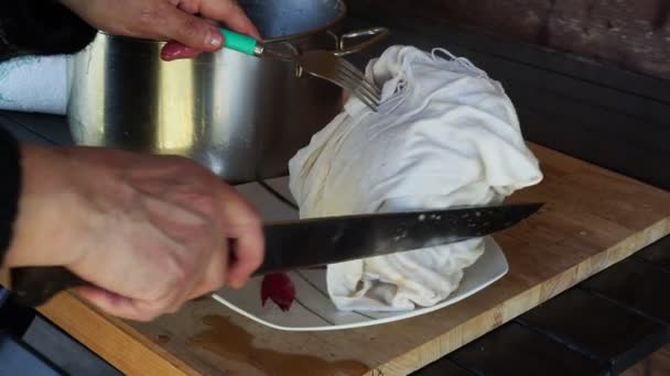 Matlagning cappello del prete kokt kött, traditionell maträtt från norra Italien — Stockvideo