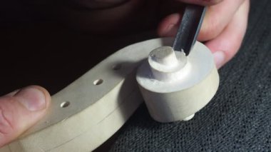 Kemancı el yapımı, çağdaş bir telli parşömen üzerinde çalışıyor.