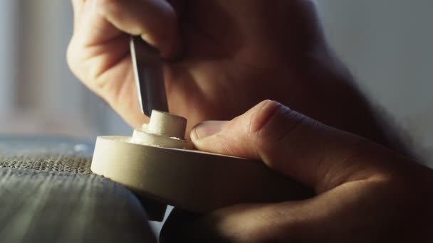 Kemancı Yapımı Çağdaş Bir Telli Parşömen Üzerinde Çalışıyor — Stok video