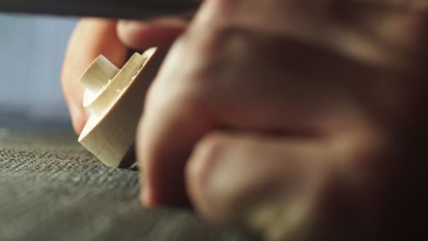 Vioolbouwer Werkt Aan Een Handgemaakte Hedendaagse Snaarinstrumentrol — Stockvideo