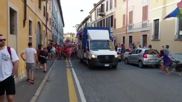 Cremona Pride Duhové Město Vše Oslavující Hrdost Ulice Přeplněné Lidmi — Stock video
