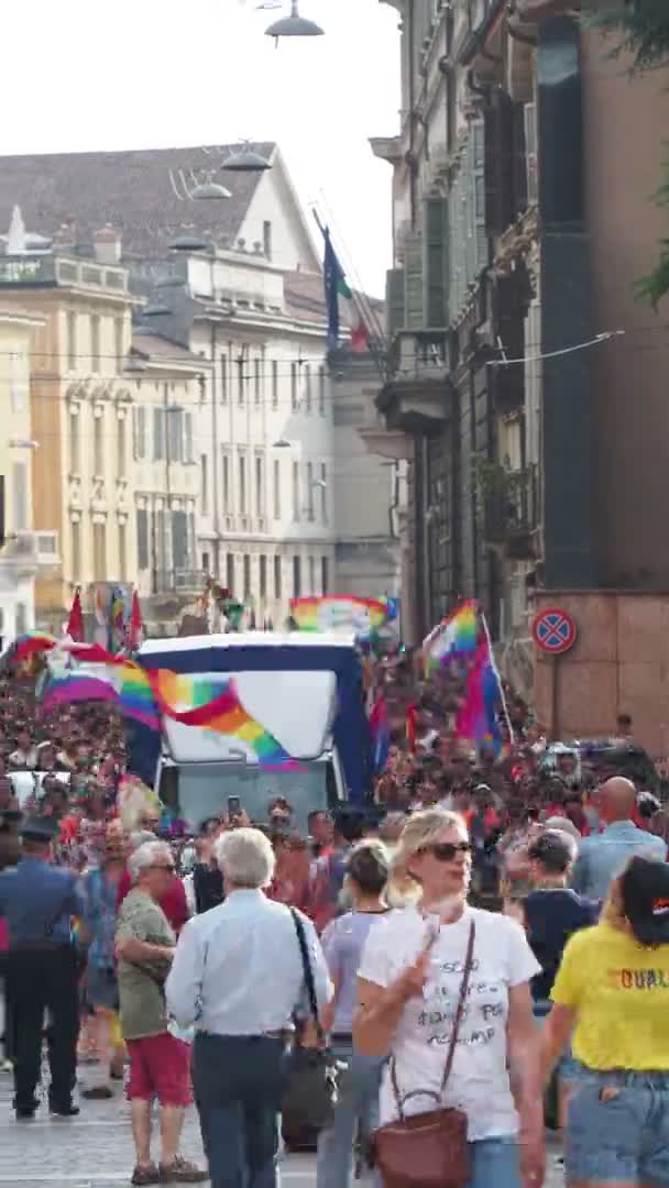 克里莫娜自豪 彩虹之城 所有的社区都在庆祝骄傲 街头挤满了庆祝男女同性恋 双性恋 变性者 两性人 两性人 两性人 变性人 — 图库视频影像