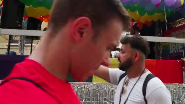 Cremona Pride Regnbågsstad Som Hyllar Stolthet Gator Fulla Människor Som — Stockvideo