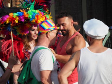 Cremona Pride, bir gökkuşağı şehri. Sokaklar, LGBTQIA toplumunun haklarını almaya adanmış bir günü kutlayan insanlarla doluydu..