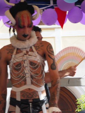 Cremona Pride, bir gökkuşağı şehri. Sokaklar, LGBTQIA toplumunun haklarını almaya adanmış bir günü kutlayan insanlarla doluydu..