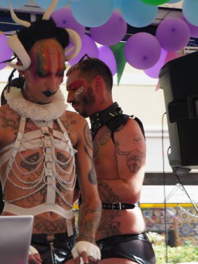 Cremona Pride, bir gökkuşağı şehri. Sokaklar, LGBTQIA toplumunun haklarını almaya adanmış bir günü kutlayan insanlarla doluydu..