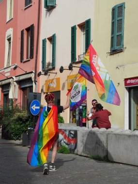 Cremona Pride, bir gökkuşağı şehri. Sokaklar, LGBTQIA toplumunun haklarını almaya adanmış bir günü kutlayan insanlarla doluydu..