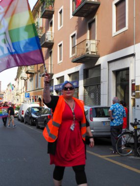 Cremona Pride, bir gökkuşağı şehri. Sokaklar, LGBTQIA toplumunun haklarını almaya adanmış bir günü kutlayan insanlarla doluydu..