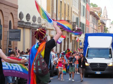Cremona Pride, bir gökkuşağı şehri. Sokaklar, LGBTQIA toplumunun haklarını almaya adanmış bir günü kutlayan insanlarla doluydu..