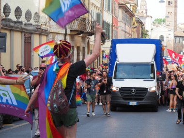 Cremona Pride, bir gökkuşağı şehri. Sokaklar, LGBTQIA toplumunun haklarını almaya adanmış bir günü kutlayan insanlarla doluydu..